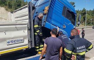 Alev alan tıra itfaiye ekipleri müdahale etti