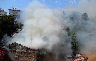 Alev alev yanan tarihi ev mahalleliyi sokağa döktü