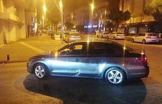 Alkollü motosiklet sürücüsü otomobilin altında...