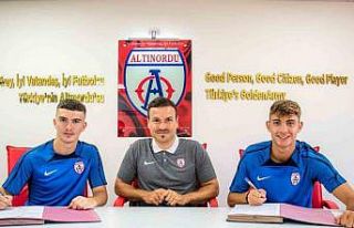 Altınordu’da 2 genç daha profesyonel oldu