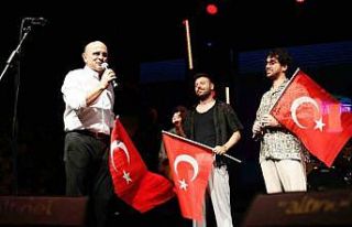 Altınova’da 30 Ağustos halk konserleriyle kutlandı