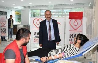 Amasya Belediyesi çalışanlarından Kızılay’a...