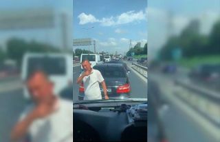 Ambulansın önünü kesip içine bakmak isteyen kişiye...