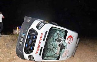 Ambulansın şarampole devrilmesi sonucu 5 kişi yaralandı