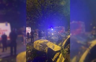 Ankara’da aşırı süratli araç ağaca çarptı:...