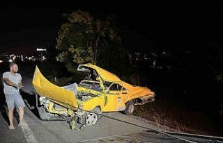 Ankara’da kontrolden çıkan otomobil ağaca çarptı:...