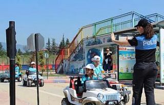 Anne babalar fındıkta çocuklar eğitimde