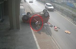 Anne yüreği...Bayan sürücü aracıyla takla attı,...