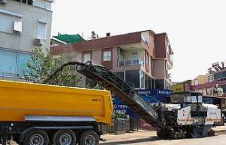 Antalya Bulvarı yan yolunda asfalt yenileme çalışması