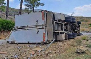 Antalya-Konya kayolunda kamyon şarampole devrildi:...