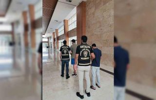 Antalya’da kendisini polis olarak tanıtıp 1 milyon...