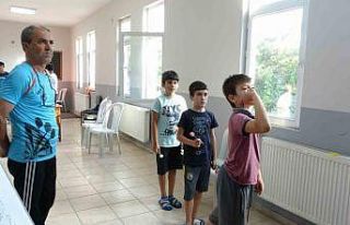 Antrenör muhtardan mahalledeki çocuklara dart eğitimi