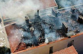 Apartman çatısı yandı, 1 kişi dumandan etkilendi