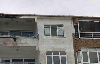 Apartman yönetimine kızınca pencereye bu yazıyı...