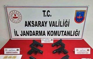 Arabadan uyuşturucu, motor kısmından silah çıktı