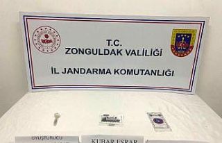 Araç içinde uyuşturucu madde ele geçirildi