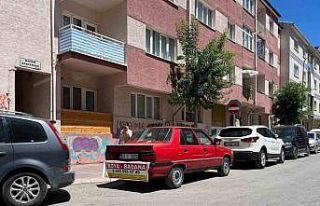 Aracının arkasına ilginç reklam