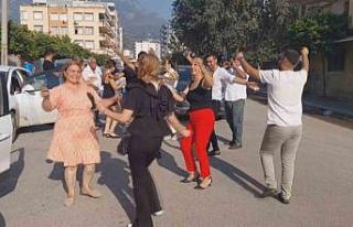 Araçları durdurup, davul zurna eşliğinde çiftetelli...