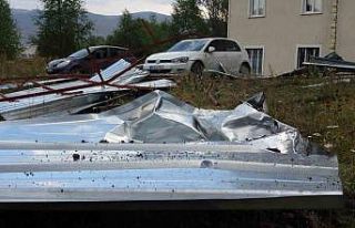 Ardahan’da hortum, çatılar uçtu, araçlar zarar...