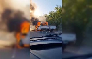 Arıza yapan kamyonet alev alev yandı