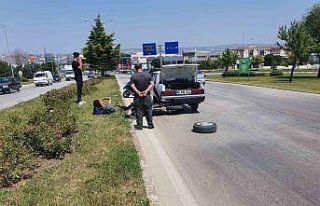 Arıza yapan otomobile çarpan motosiklet sürücüsü...
