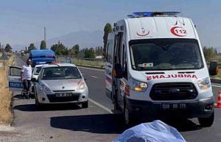 Arızalanan aracını emniyet şeridine çeken sürücü...