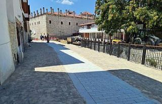 Arnavut kaldırımlı sokaklarda engeller yerli mermerle...