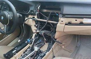 Arnavutköy’de güpegündüz lüks aracın ekranını...