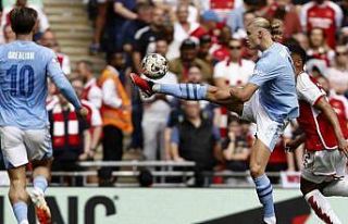 Arsenal, sezona kupayla başladı