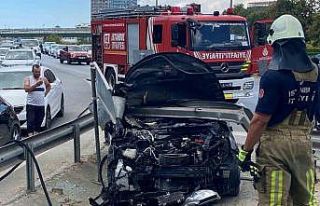 Ataşehir’de lüks cip bariyerlere ok gibi saplandı