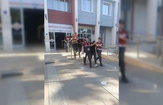 Av tüfeği ve para çaldılar, yakalandılar