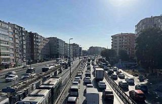 Avcılar E-5’te metrobüs yolu çalışması trafik...