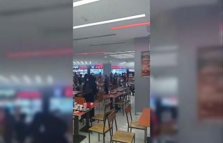 AVM’de yangın çıktı, vatandaşlar yemeklerini...
