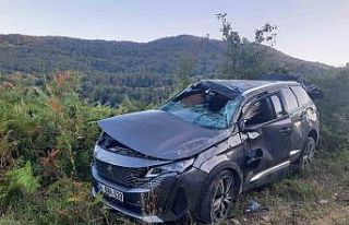 Ayancık’ta takla atan otomobildeki 3 kişi hafif...