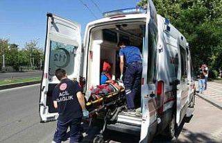 Aydınlatma direğine çarpan otomobil hurdaya döndü