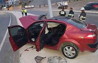 Aydınlatma direğine çarpan otomobil sürücüsü...