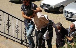 Aynı evde yaşadığı sevgilisinin parmaklarını...