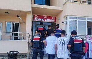 Ayvacık’ta zeytinyağ çalan 3 şüpheli jandarma...