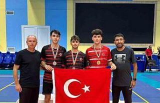 Badmintonda madalya avı