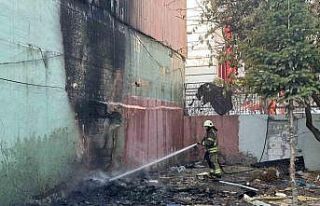 Bağcılar’da yapı malzemesi deposu alev alev yandı