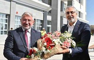 Bakan Işıkhan, Çorum Belediye Başkanı Aşgın’ı...