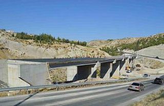 Bakan Uraloğlu Besni Viyadüğü’nde incelemelerde...