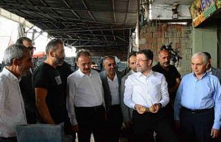 Bakan Yumaklı, yaş sebze ve meyve halinde esnafla...