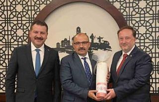 Balıkesir protokolü Kurtdereli yağlı güreşlerine...