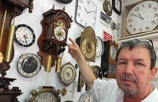 Balıkesir’de 50 yıllık tamircinin asırlık saatleri