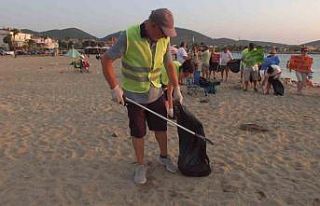Balıkesir’de çevreciler plaj temizliği yaptı