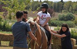 Balıkesir’de engeller atlı terapi ile aşılıyor