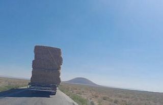 Balya yüklü tırın tehlikeli yolculuğu kamerada