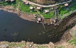 Barajın su seviyesi düştü, tarihi köy evleri...