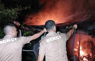 Baraka alevlere teslim oldu: Bekçiler hortumla su...